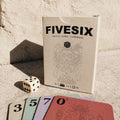 FIVESIX Kartenspiel mit Spielbox, Würfel und farbigen Karten – taktisches Würfel-Kartenspiel für 2 bis 6 Spieler