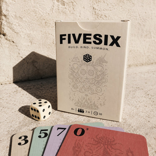 FIVESIX Kartenspiel mit Spielbox, Würfel und farbigen Karten – taktisches Würfel-Kartenspiel für 2 bis 6 Spieler