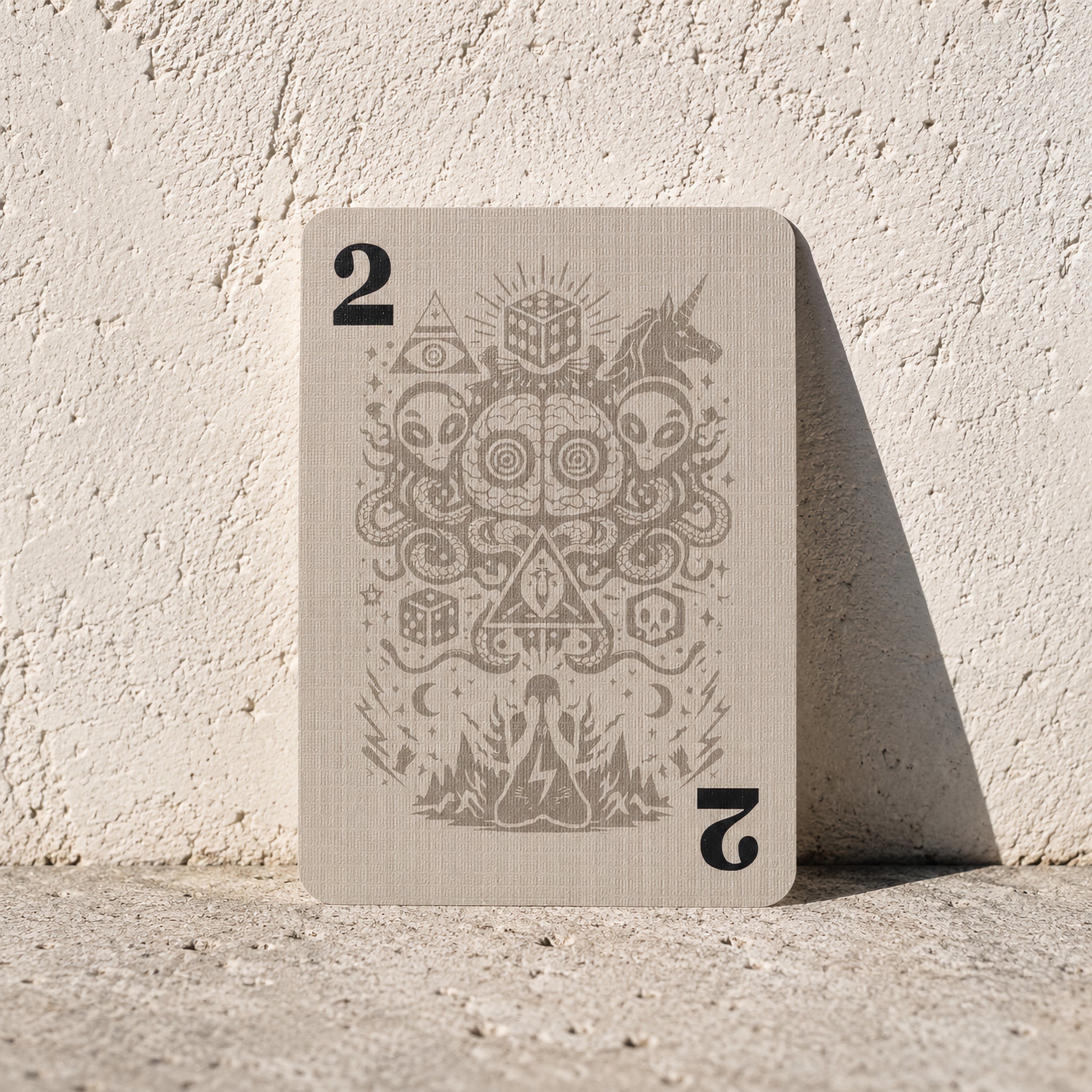 FIVESIX Spielkarte mit Wert 2, strukturierter Oberfläche und detailreichem Illustrationsmotiv