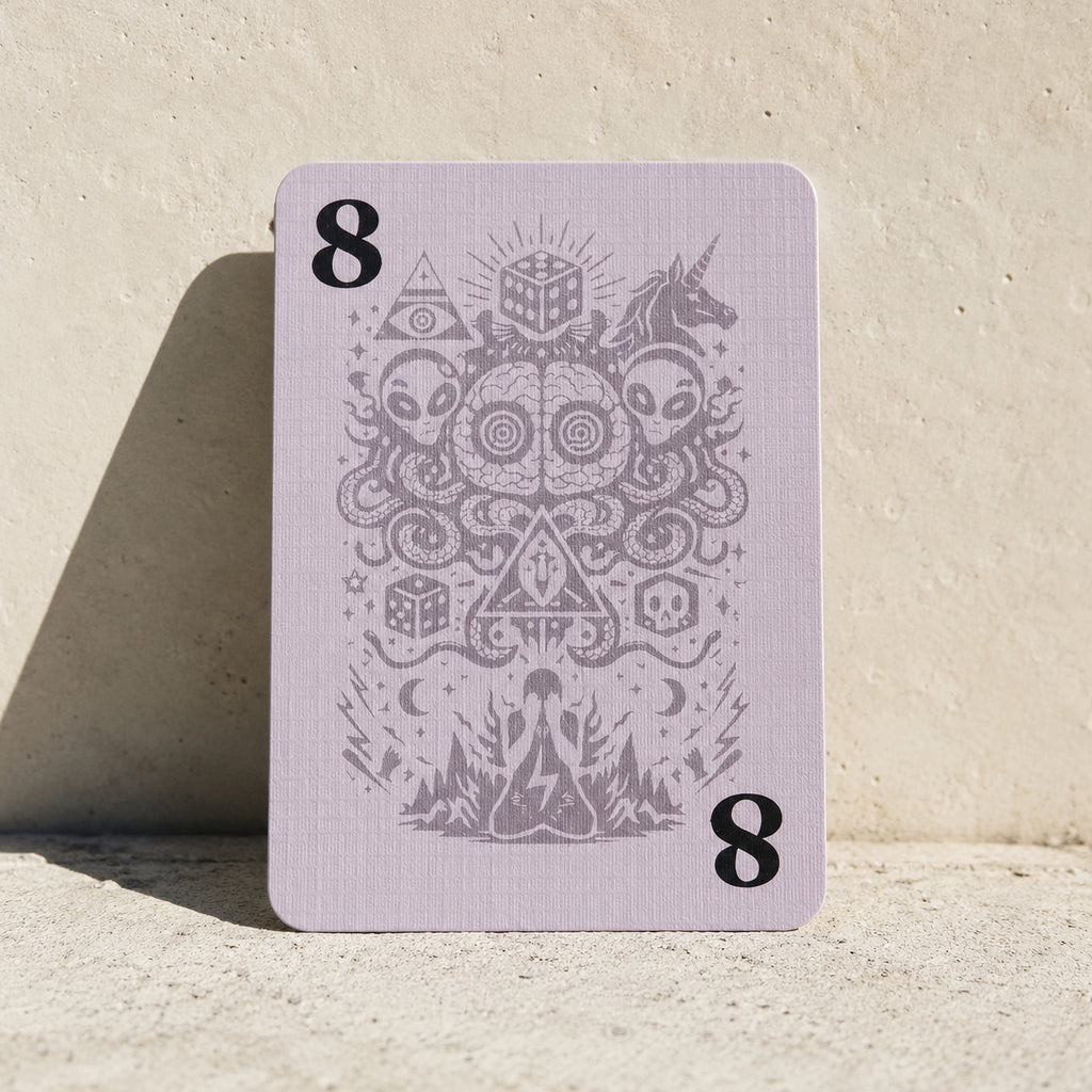 Lilafarbene FIVESIX Zahlenkarte 8 mit mystischem Artwork und gut erkennbarem Kartenwert