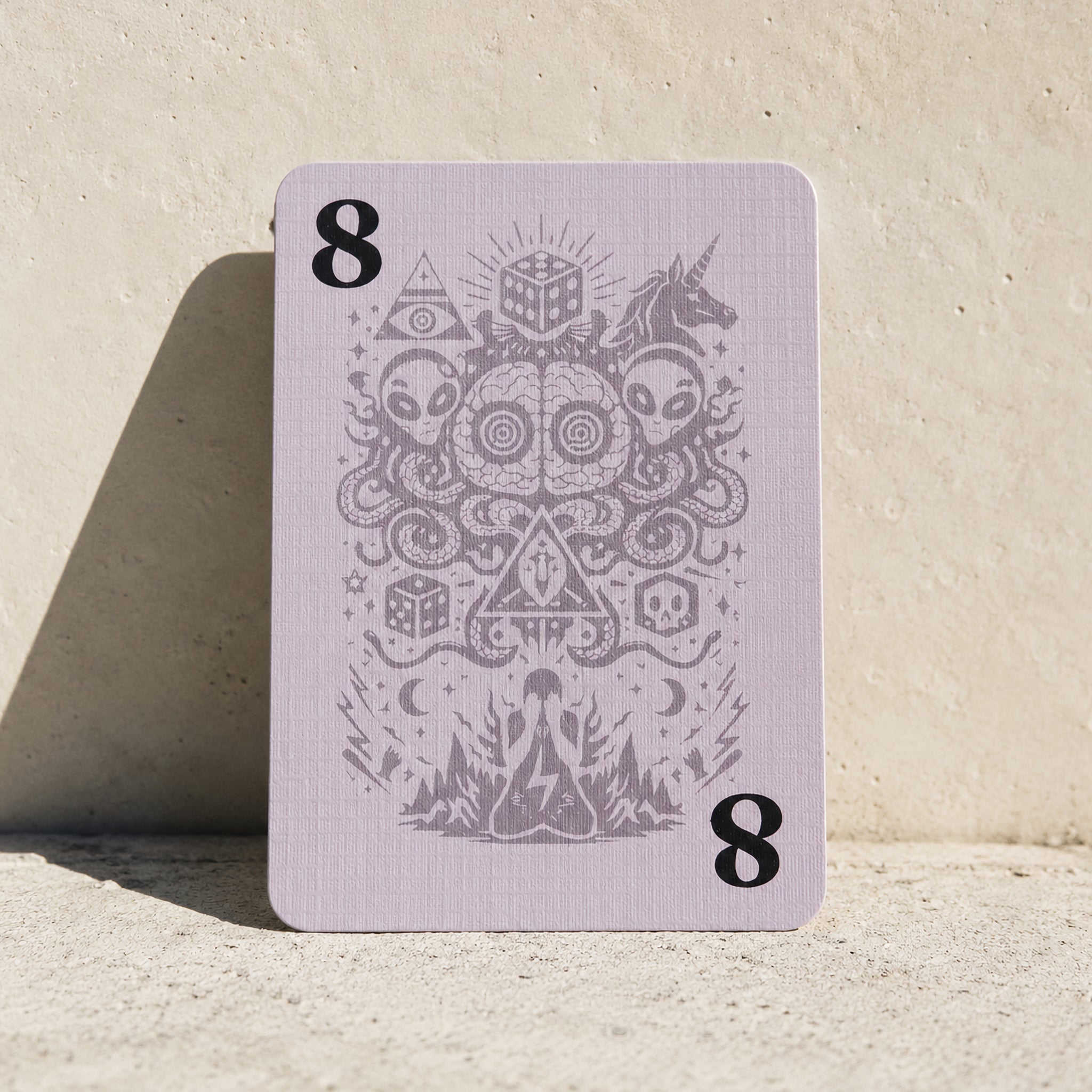 Lilafarbene FIVESIX Zahlenkarte 8 mit mystischem Artwork und gut erkennbarem Kartenwert